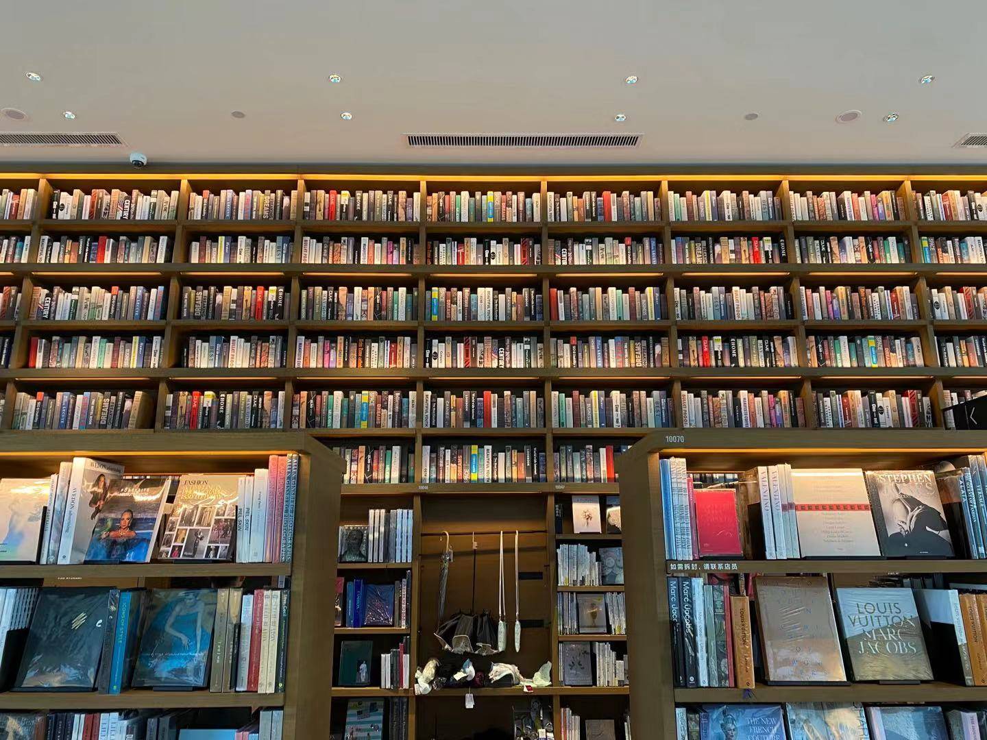 杭州茑屋书店书柜上部摆满装饰书:为了美观,顾客反正拿不到