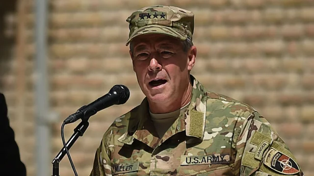 把指挥权移交给美军中央司令部司令,海军陆战队肯尼斯·麦肯