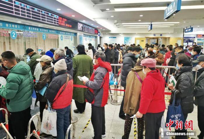 资料图:民众在门诊大厅排队挂号. 汤彦俊 摄