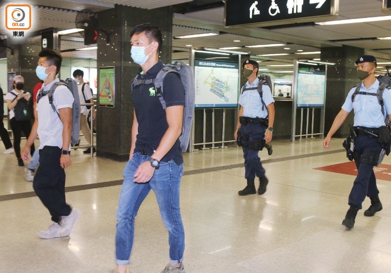 香港反恐特勤队首度派出便装警员,在港铁站及法院巡逻