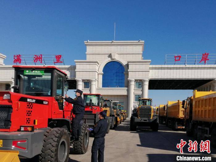 图为满洲里海关所属满洲里十八里海关关员对出口整车进行监管.