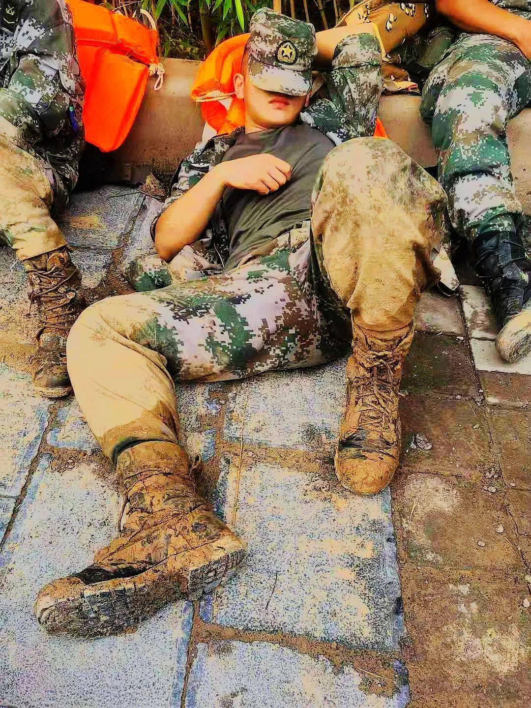 19张抗洪图,让人泪目