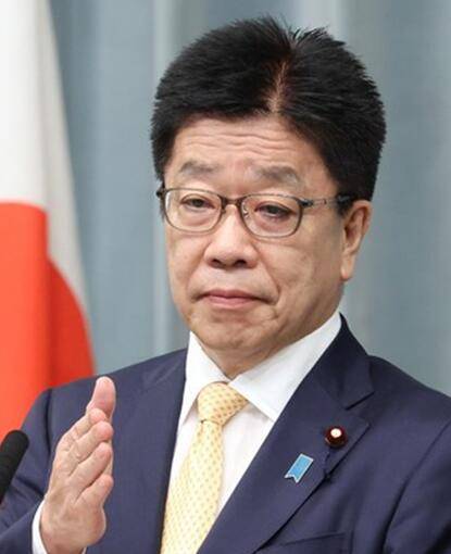日本内阁官房长官加藤胜信26日召开例行记者会(图片来源:日媒)