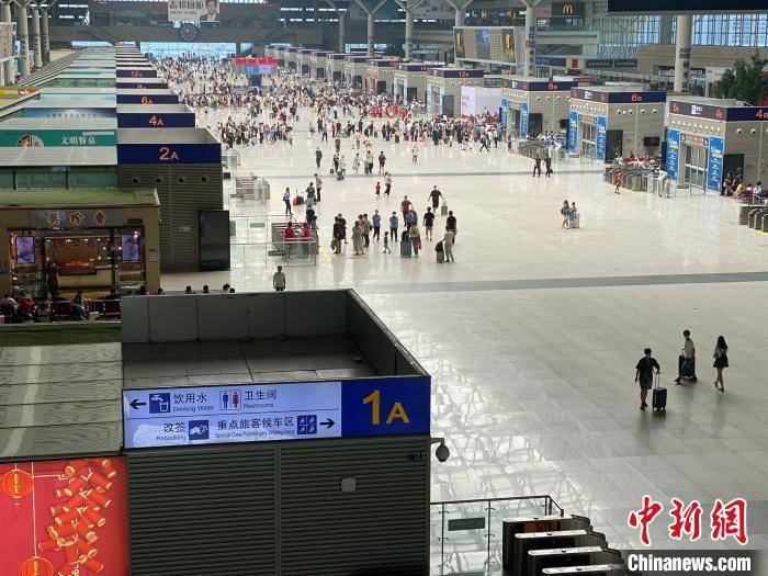 郑州东站候车厅内,旅客较前几日明显增多. 郑州东站供图