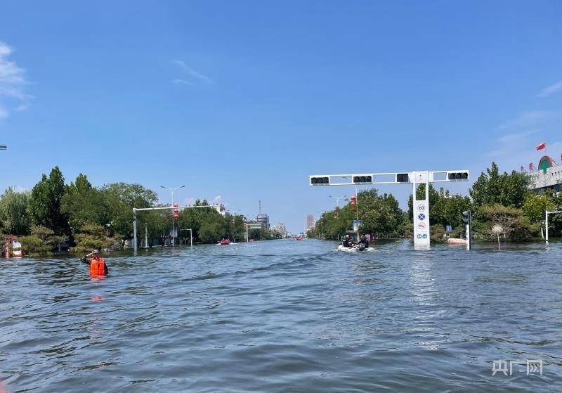 河南新乡卫辉市城区积水有所下降 各方抢险队伍继续开展救援