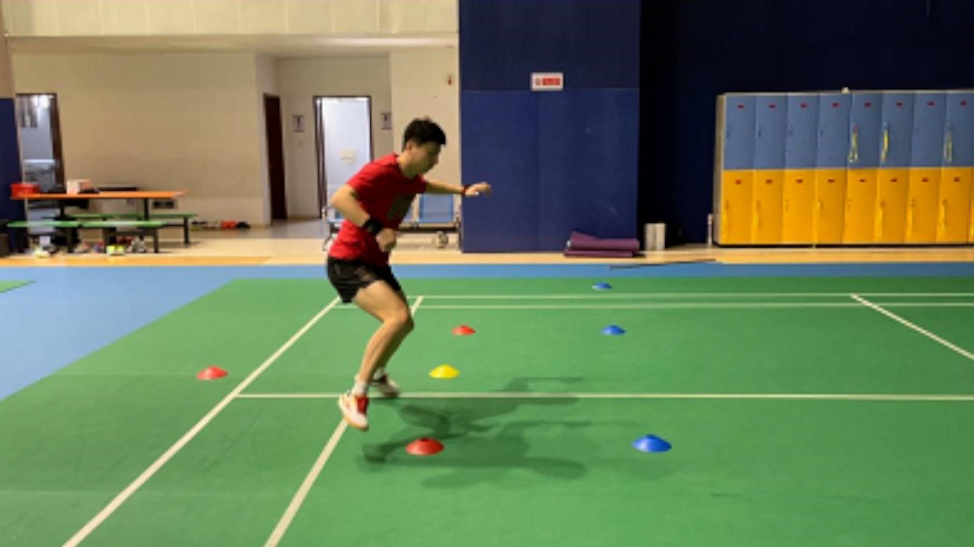 (图为乒乓球专项步法训练 马龙)图片由北京体育大学提供