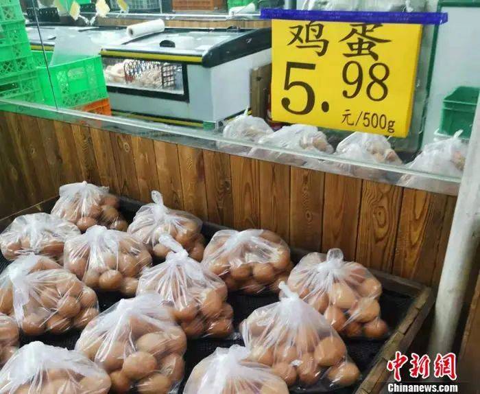 北京市西城区某超市鸡蛋价格.中新网记者 谢艺观 摄