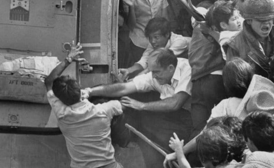 美驻阿富汗使馆焚烧文件,外媒想起"西贡时刻":1975年美驻越使馆人员在