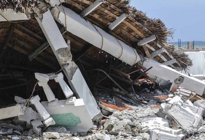 海地震区直击:医院挤满患者 民众露天而眠