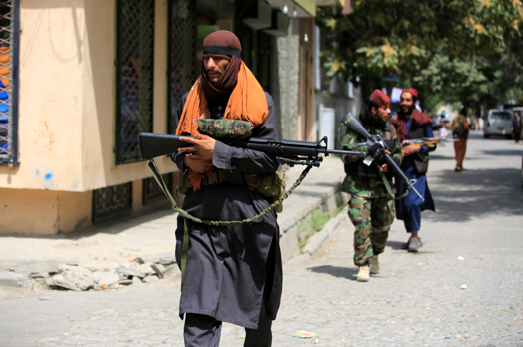 18日,阿富汗首都,一名塔利班士兵持美式m16巡逻