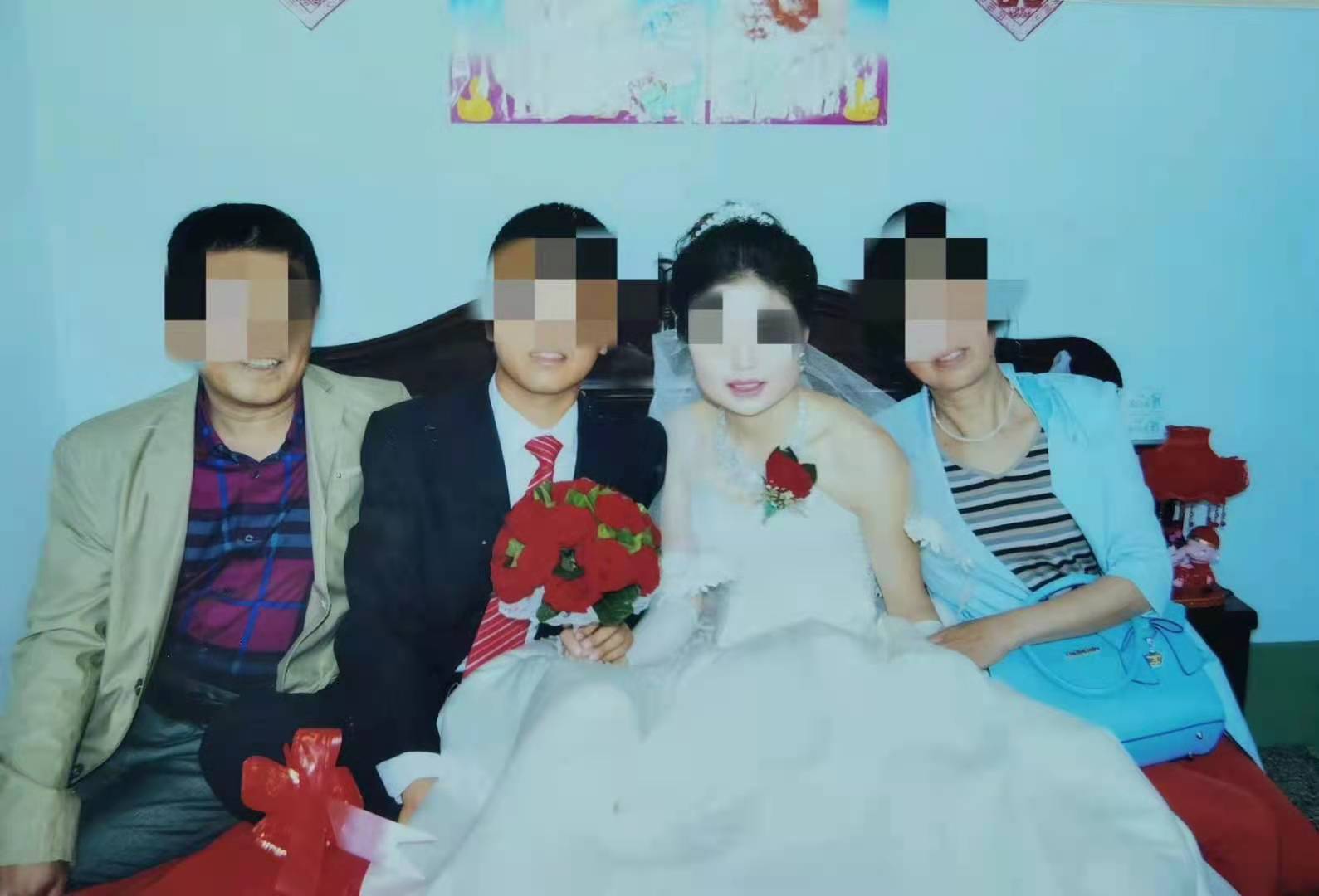 张某与邹某一家三口的合照.受访者供图