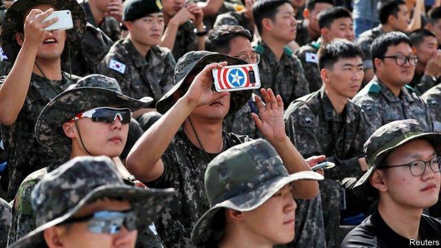 韩国人惊了：不少塔利班战士身穿韩军旧制服，甚至姓名牌都没撕
