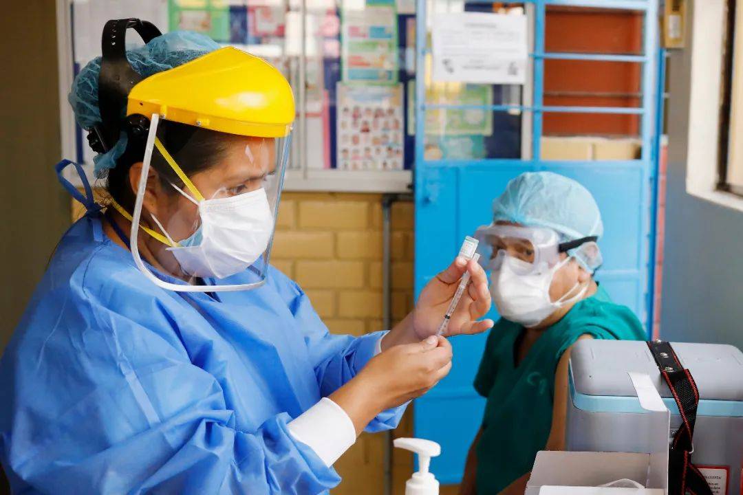 2月9日,在秘鲁首都利马圣巴托洛梅国立医院,一线医护人员接种新冠疫苗