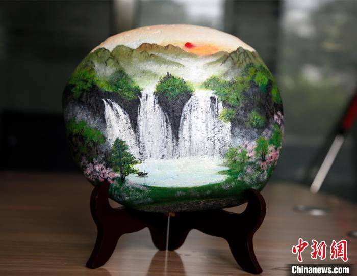 河北阜平一农妇自学成才 5年创作千余件石头画