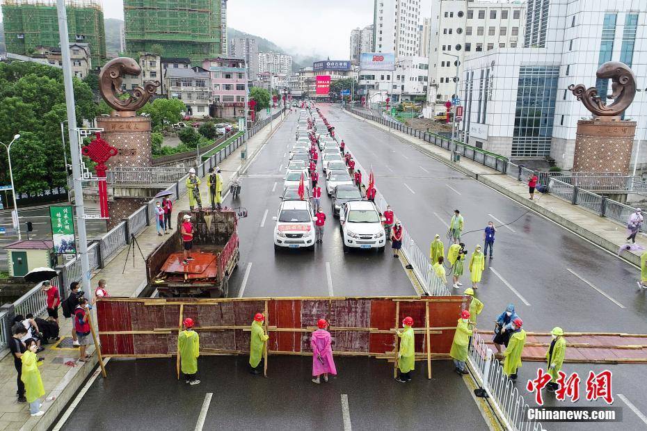 众多汽车在张家界澧水大桥上等待解封.杨华峰 摄