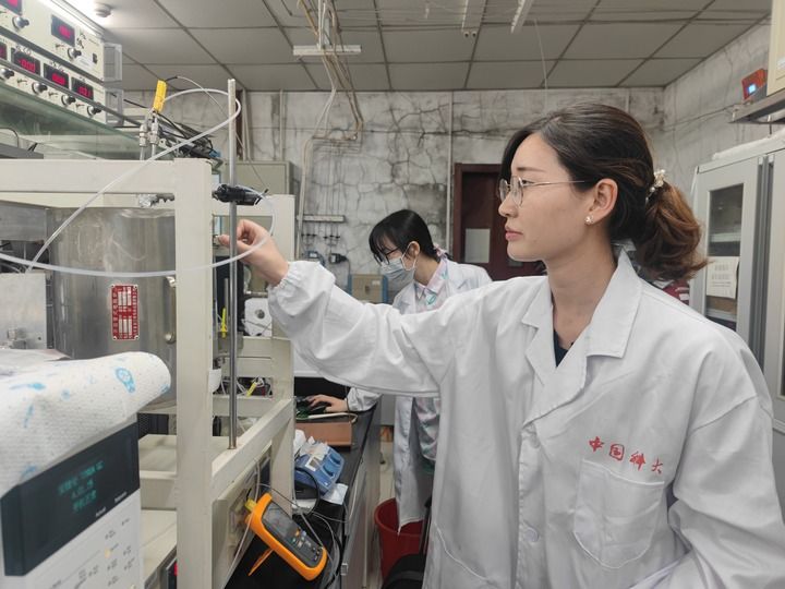 中国科学技术大学的曹丽娜(右)在实验室工作 新华社记者 何曦悦 摄