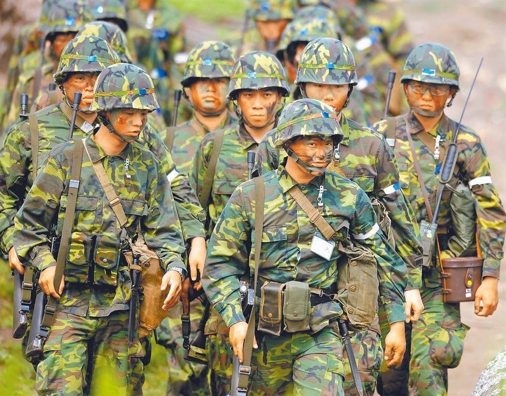 多名官兵被曝夜间执勤时睡觉玩手机 台军方回应