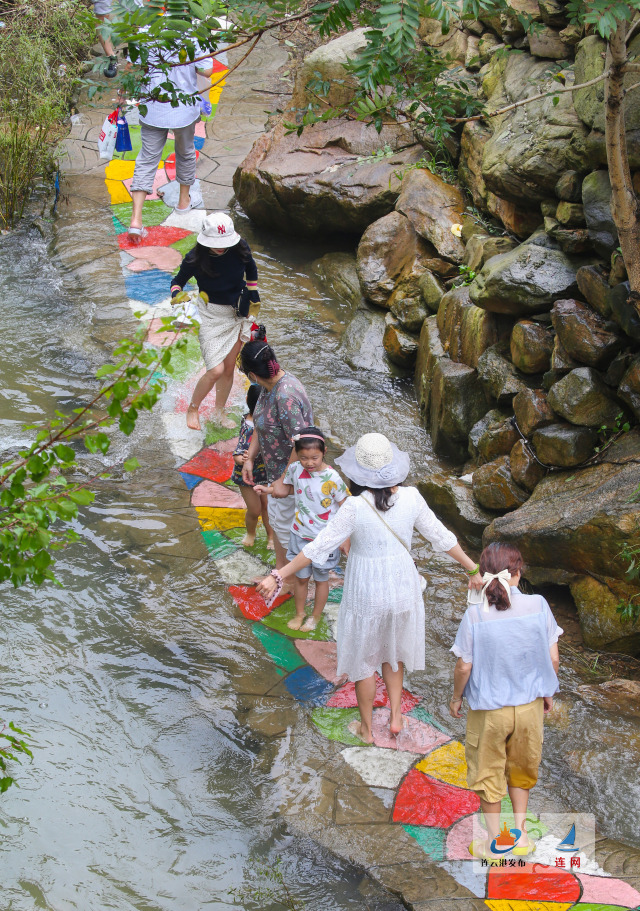 9月5日,遊客在連雲港開發區朝陽街道韓李鄉村休閒旅遊區白龍潭彩虹谷