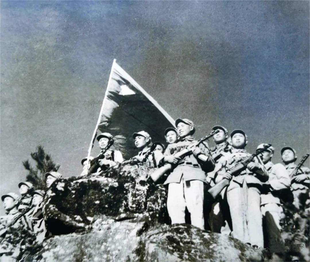 上甘岭激战43昼夜 "上甘岭特功八连" 将布满381个弹孔的战旗 抗美援朝