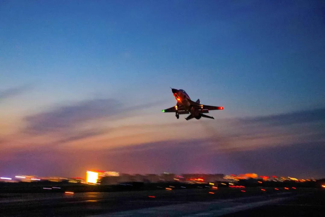 他迅速機動,脫離突擊區域 駕機穿過層雲與僚機匯合 完成晝間飛行的