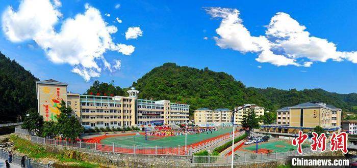 地处大山深处的樟村坪中小学. 樟村坪中小学供图