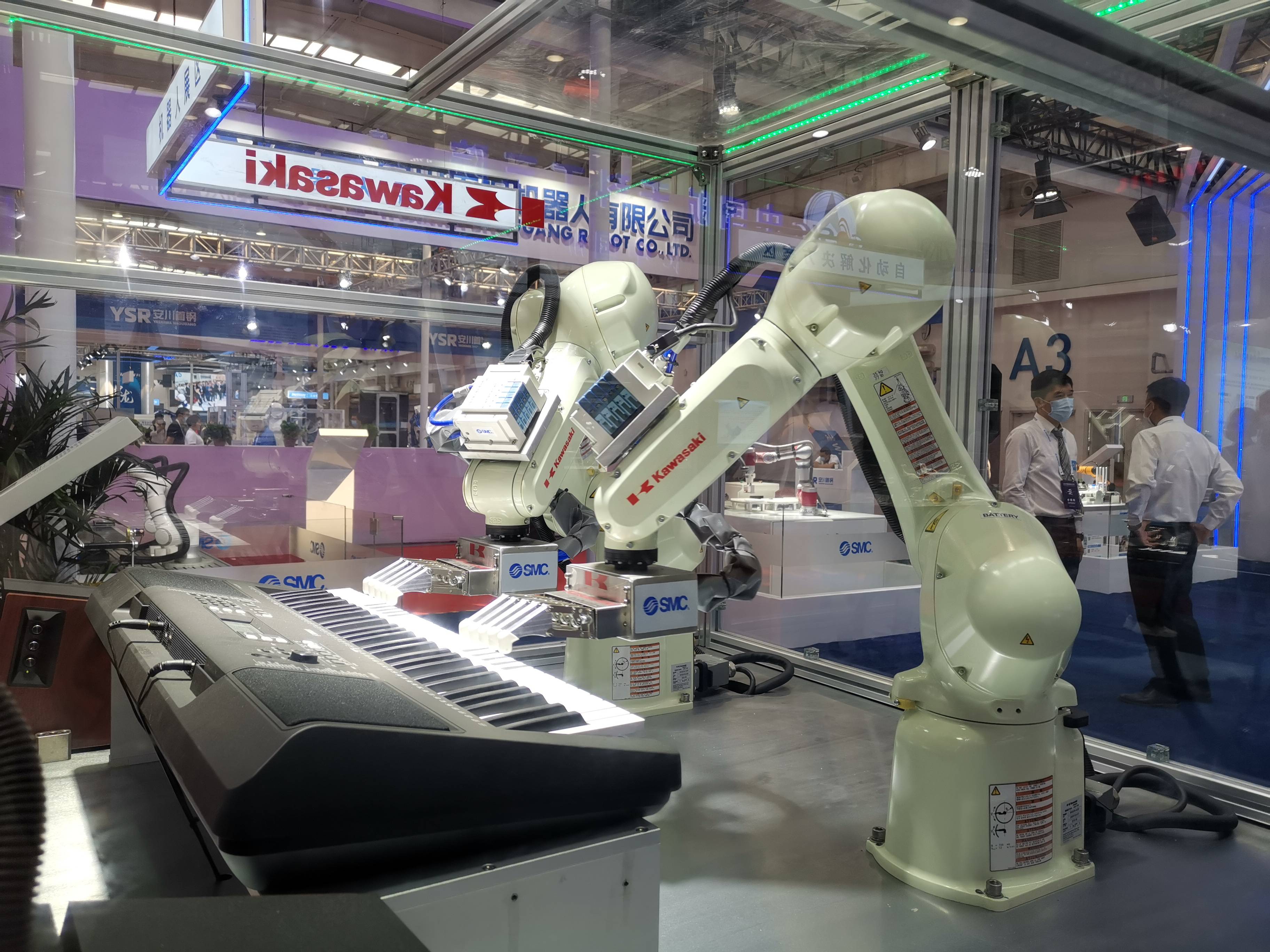 咖啡拉花,消防灭火,弹电子琴,机器人参加大会秀本领