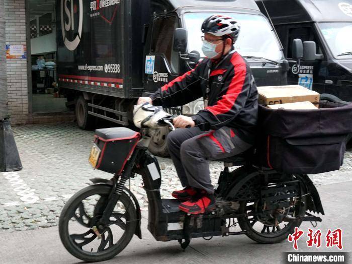 顺丰快递员正在忙碌着送件. 叶秋云 摄