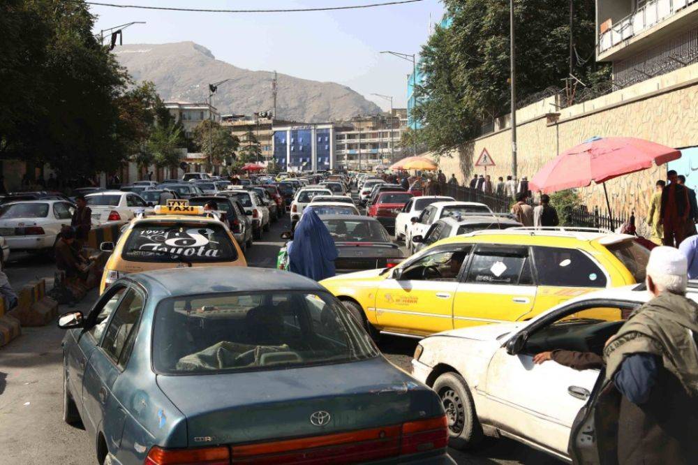 9月15日,阿富汗首都喀布尔街头出现交通拥堵.(新华社发,卡比尔摄)
