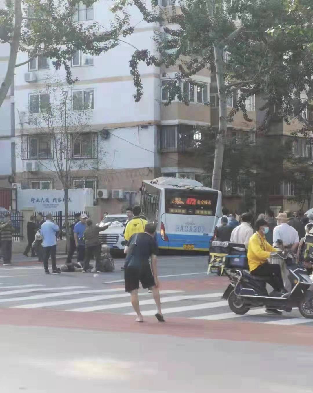 突发!北京472路公交车发生车祸,现场有老人受伤