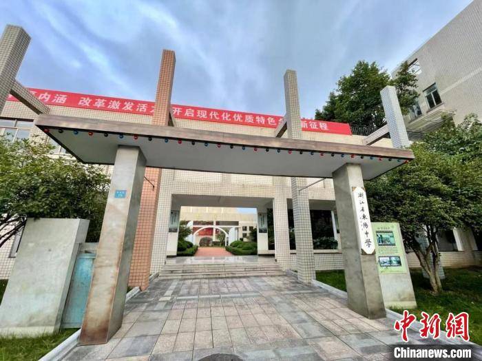 浙江省东阳中学重建的两座富有年代感的大门.张斌 摄