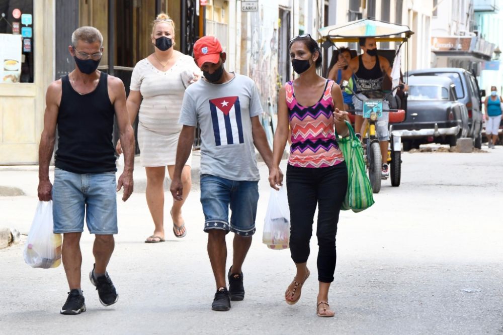 9月11日,市民戴着口罩在古巴首都哈瓦那街头出行