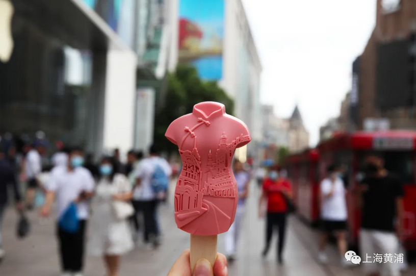 一口咬下南京路上海南京路步行街推出旗袍款文创雪糕