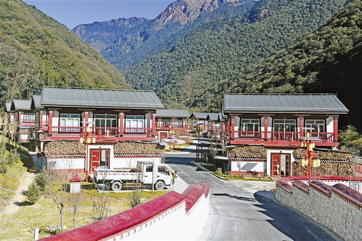 图为亚东县边境小康示范村——庞达村一角.记者 李洲 摄