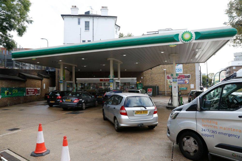 9月27日,车辆排队驶入英国伦敦一家加油站加油.(新华社记者韩岩摄)