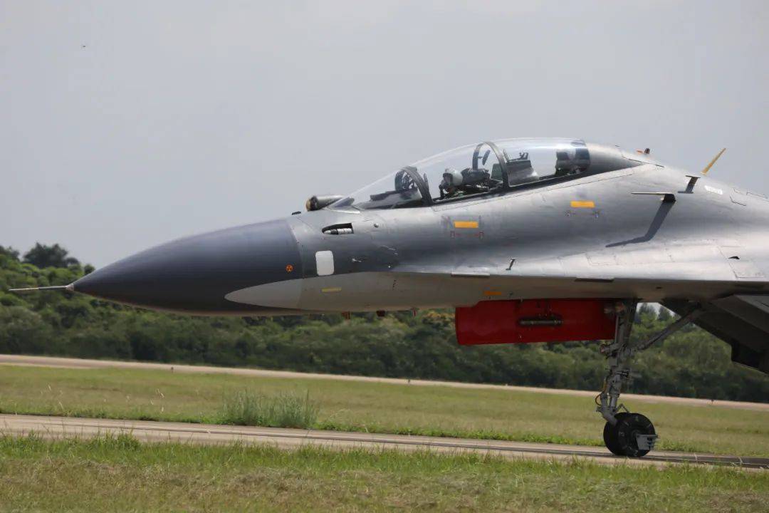 员扎实做好理论准备 分析此次飞行特点和难点 认真熟悉火箭弹性能参数