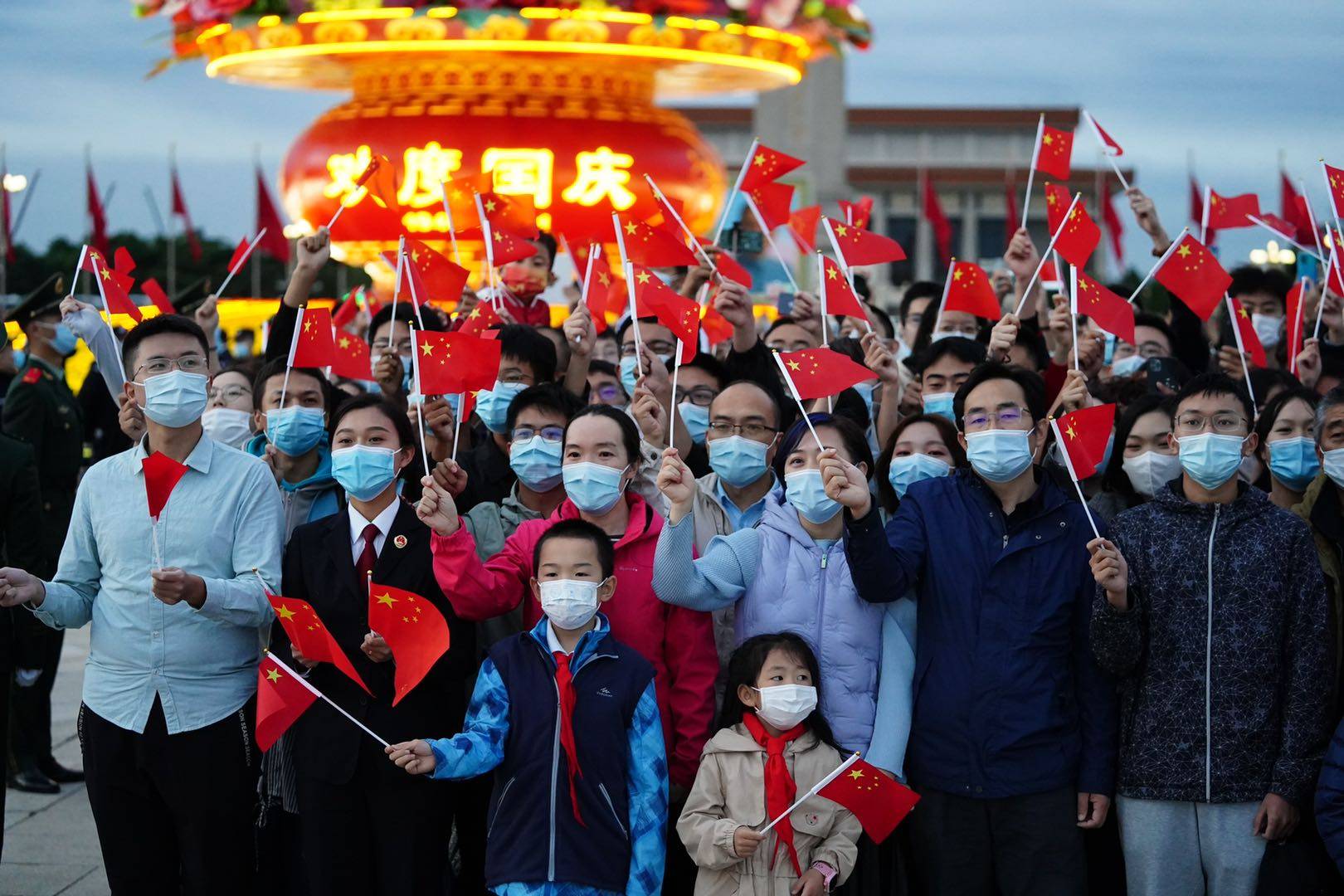 13万人天安门广场观升旗,人群中欢呼"祝祖国生日快乐"!