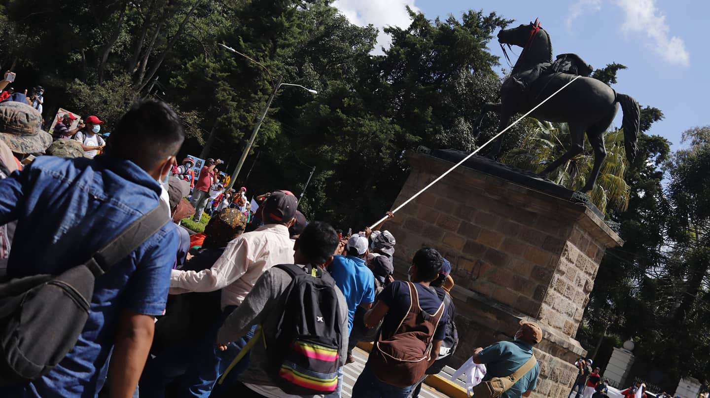 "哥伦布日"危地马拉首都爆发抗议:民众推倒纪念碑 反殖民侵略