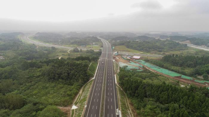 成都天府机场高速南线14日24时通车 成都至宜宾2.5小时直达