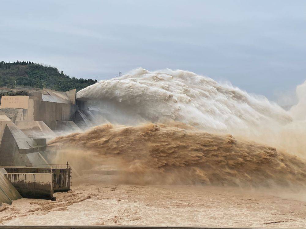 10月12日,小浪底水库正在泄洪. 新华社记者李鹏 摄