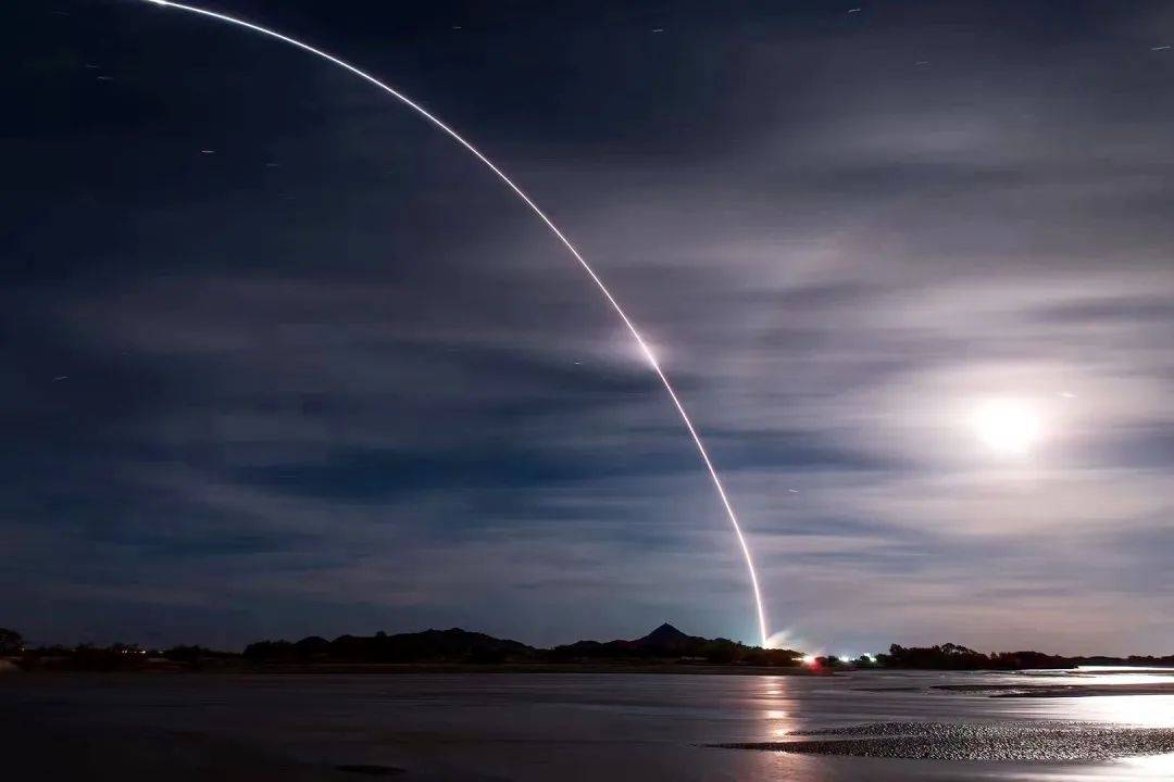 航天梦的种子或许在这一刻已经埋下 摄影:戴建峰 酒泉映弦月,神箭破