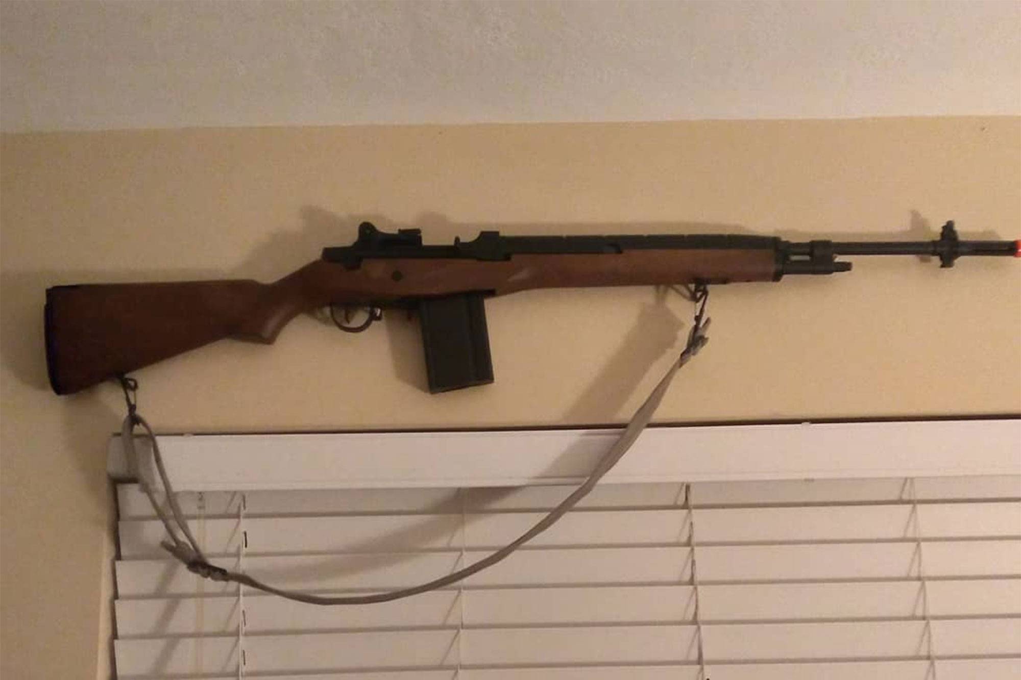 美国17岁男孩用气枪指警察 被连开12枪当场击毙