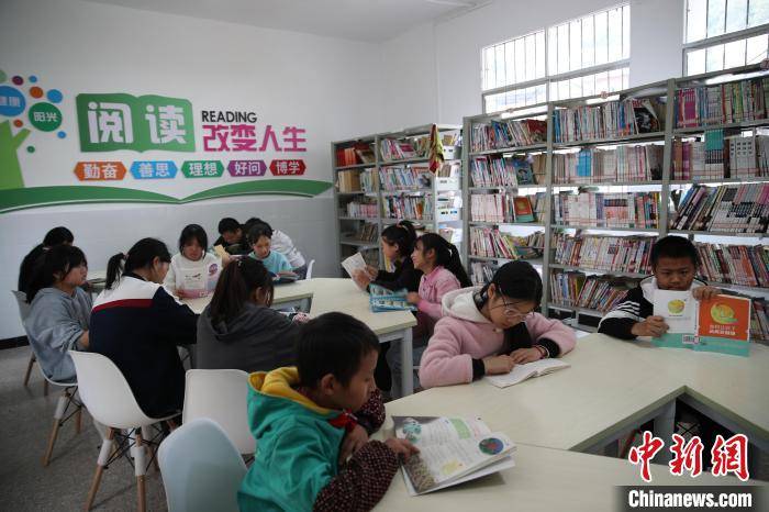"新红中心校教师姚丕华是化学老师,也是一名体育和象棋爱好者,作业