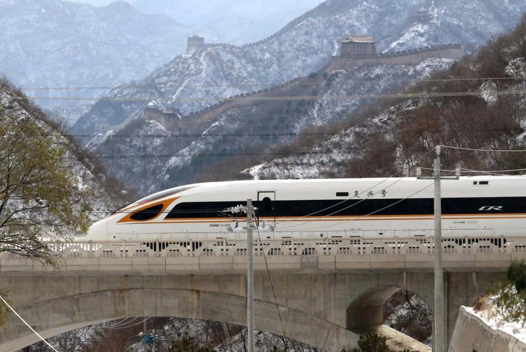 银装素裹!复兴号在居庸关邂逅长城