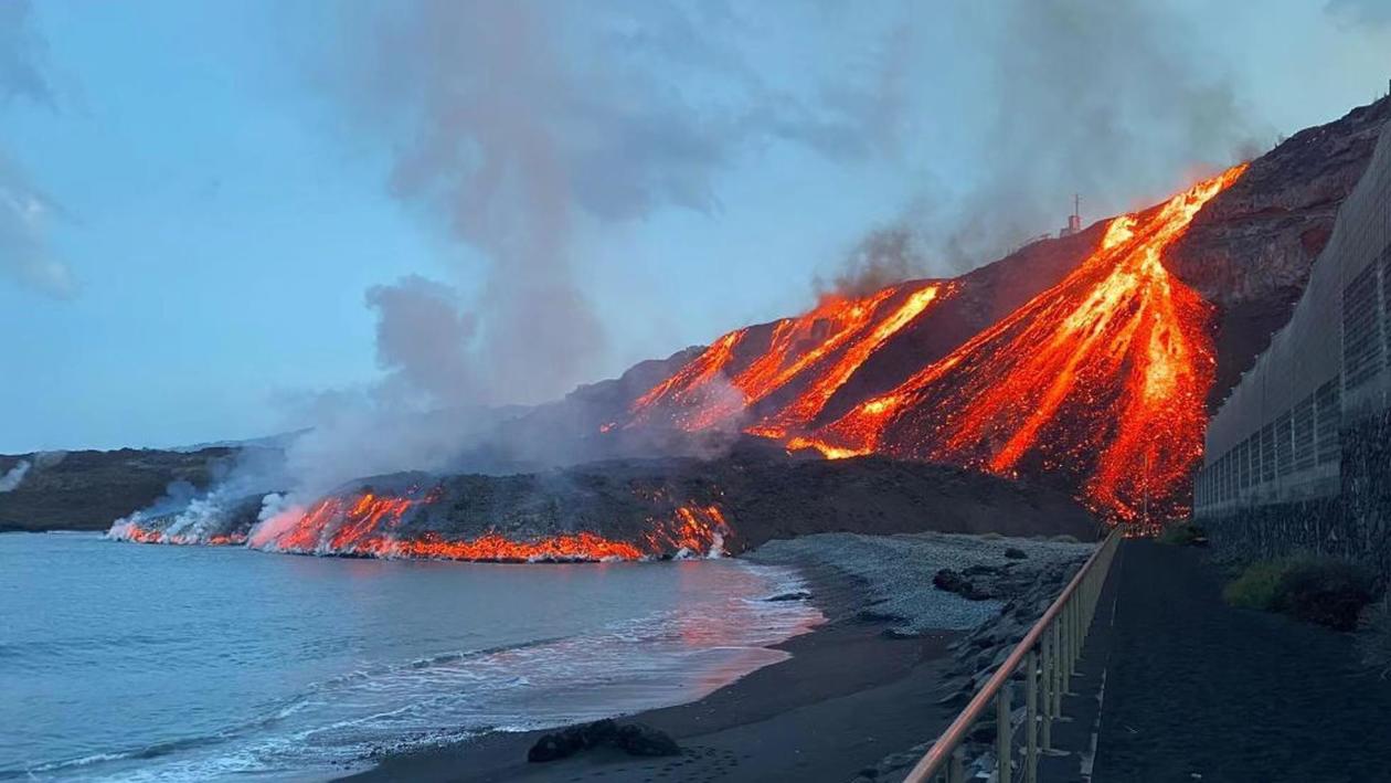 西班牙拉帕爾馬島火山熔岩流自噴發以來第二次進入大海