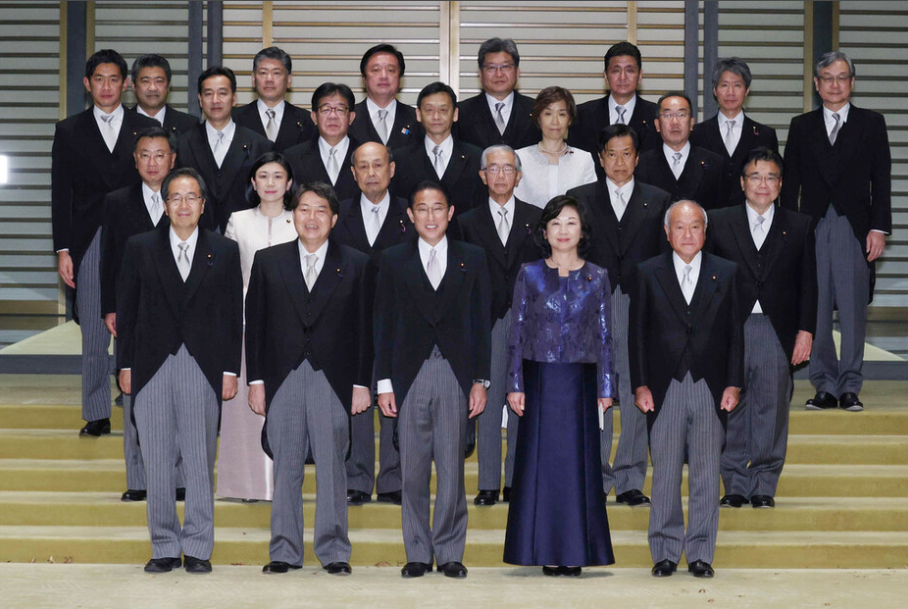 日本首相岸田文雄新内阁正式成立 成员集体亮相