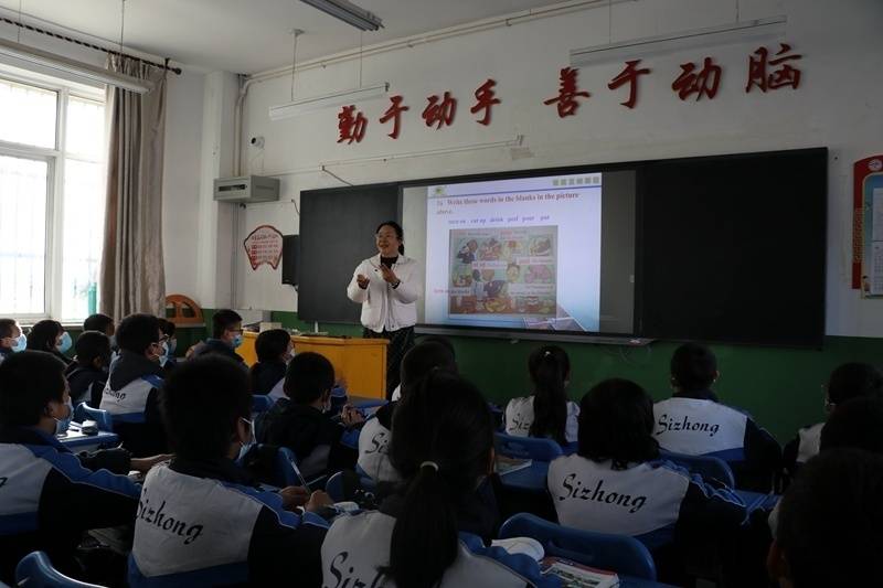 正在上课的李继芹.受访者供图