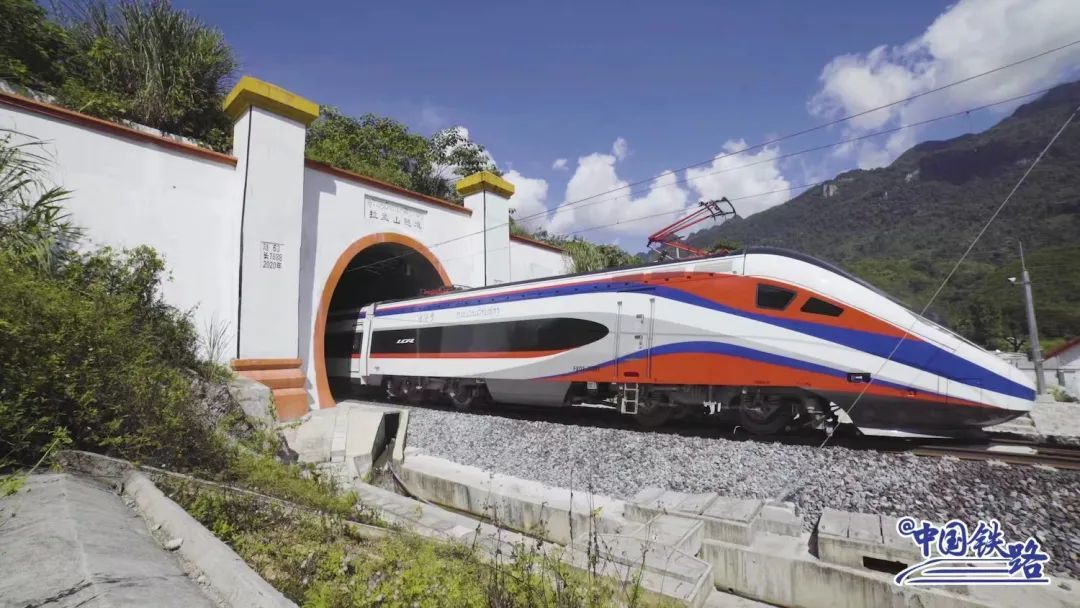 澜沧号列车穿过拉孟山隧道(中国电力建设集团老中铁路指挥部供图)