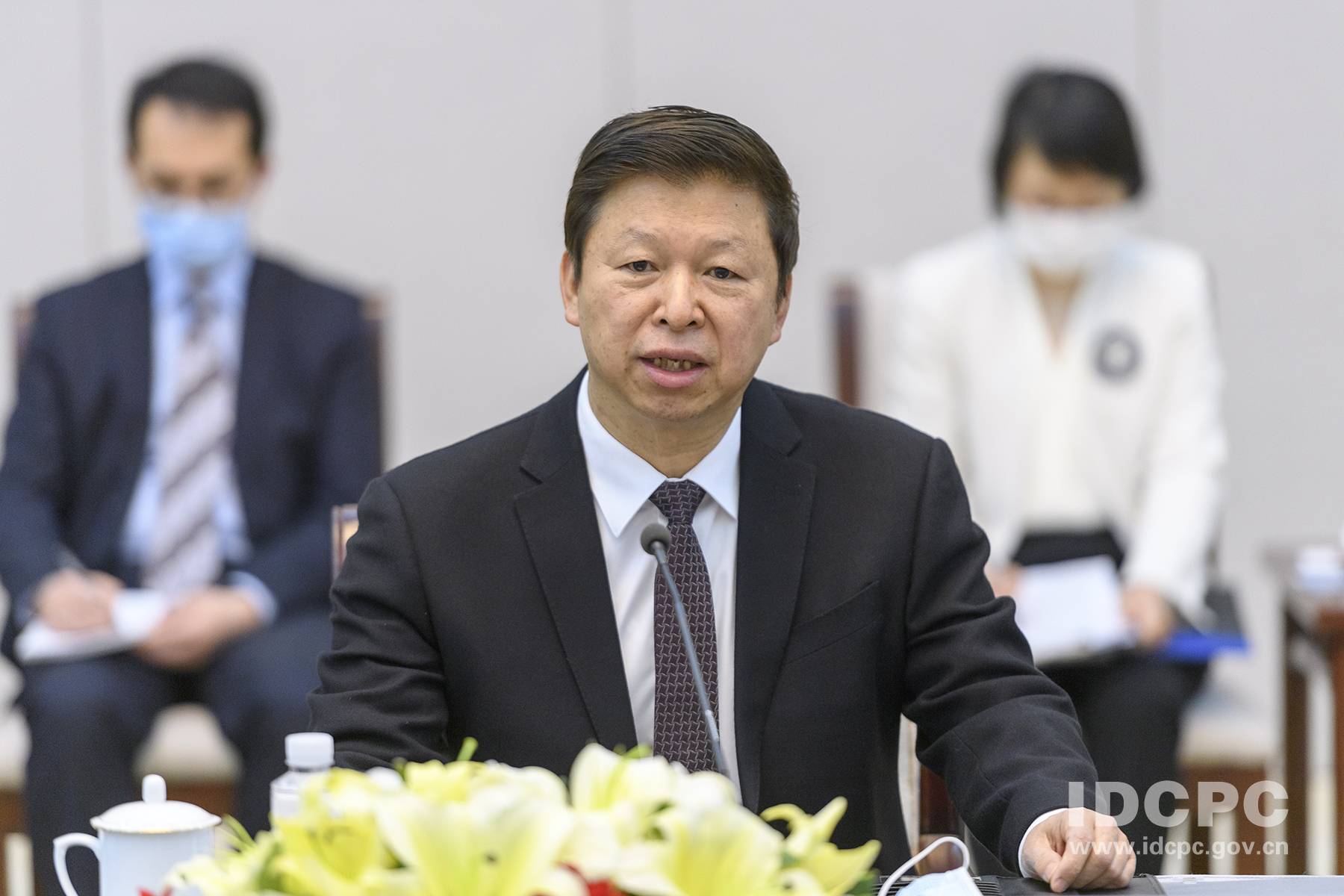 宋涛向朝鲜驻华大使李龙男通报十九届六中全会精神