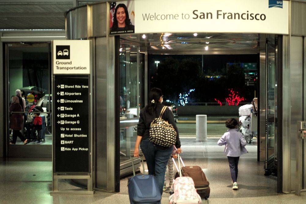 奥密克戎毒株入境 美国将再次延长公共交通"口罩令"