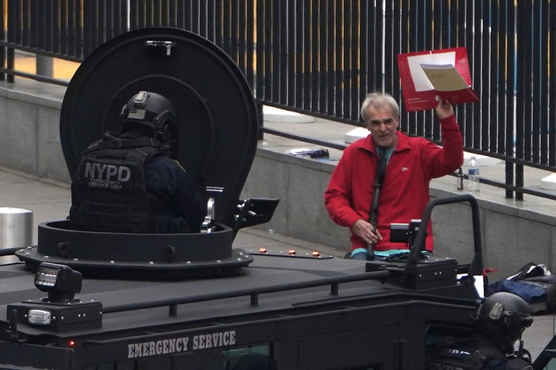 12月2日,警察与一名持枪男子在位于美国纽约的联合国总部入口附近对峙